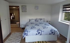 Cabana Cu Teren De Tenis -- Parter